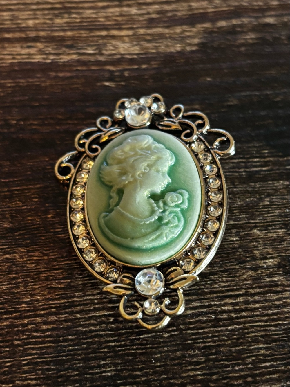 Vintage Style‎ Green Cameo Brooch Silver Tone Rhinestone Filigree Pin Accessory
